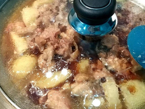 微甜有酱油咸香又松软的马铃薯炖鸡肉盖饭