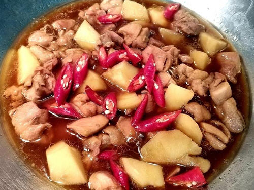 微甜有酱油咸香又松软的马铃薯炖鸡肉盖饭