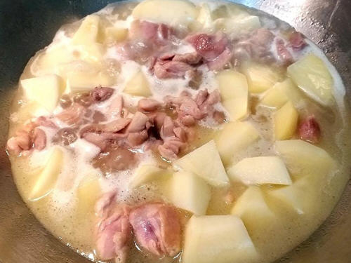 微甜有酱油咸香又松软的马铃薯炖鸡肉盖饭
