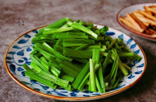 韭菜炒香干简单做法，鲜嫩可口，有点小小的微辣