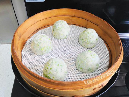 外表光滑内部组织细密的美味榆钱馒头