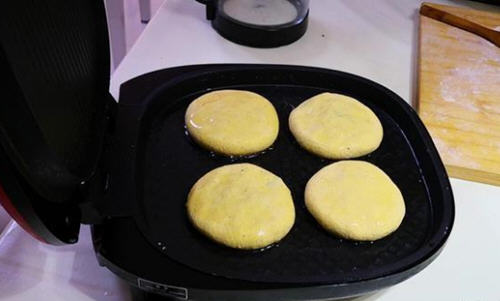 做法简单容易上手的电饼铛菠菜馅饼