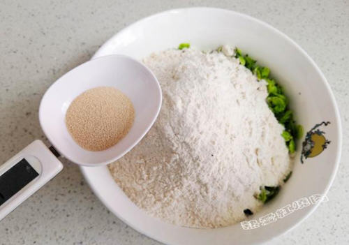 外表光滑内部组织细密的美味榆钱馒头