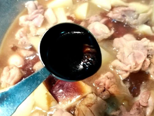 微甜有酱油咸香又松软的马铃薯炖鸡肉盖饭