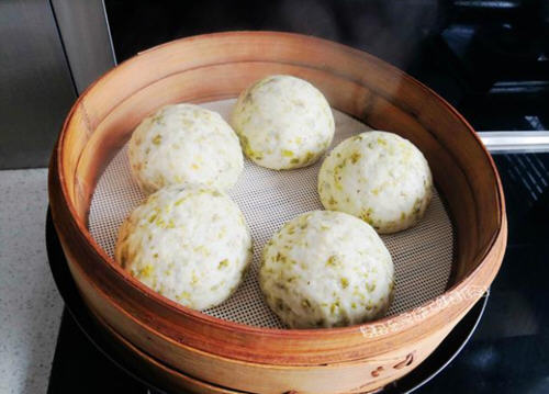 外表光滑内部组织细密的美味榆钱馒头