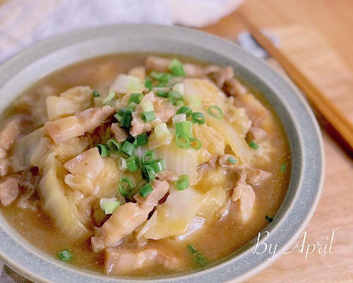 大白菜炖五花肉，入口滋味超鲜美，汤汁也可以拌饭