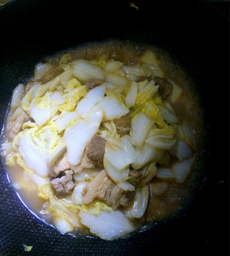 大白菜炒五花肉简单又省事吃起来不会觉得油腻