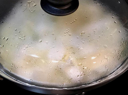 大白菜炖五花肉，入口滋味超鲜美，汤汁也可以拌饭