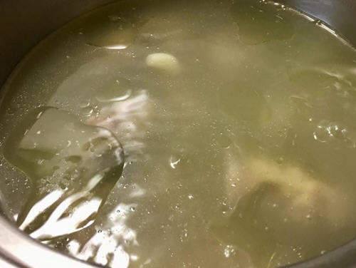 蒜头蛤蜊鸡汤，化在汤里的浓郁蒜味，让人忍不住多喝几碗