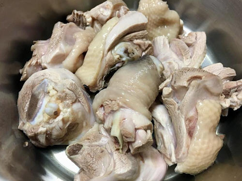 蒜头蛤蜊鸡汤，化在汤里的浓郁蒜味，让人忍不住多喝几碗