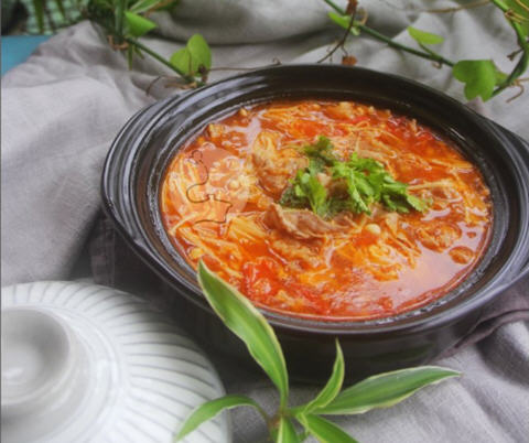 番茄金针菇肥牛汤锅牛肉鲜嫩入口即化
