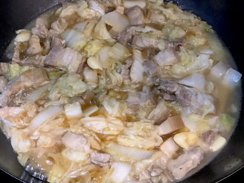 大白菜炖五花肉，入口滋味超鲜美，汤汁也可以拌饭