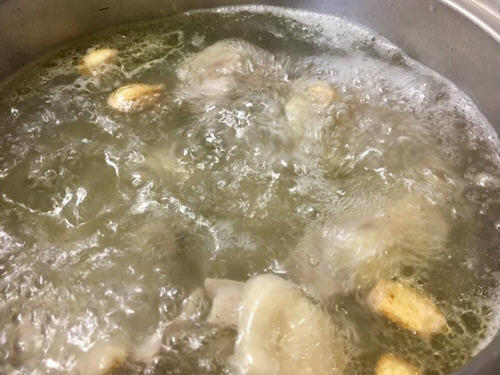 蒜头蛤蜊鸡汤，化在汤里的浓郁蒜味，让人忍不住多喝几碗
