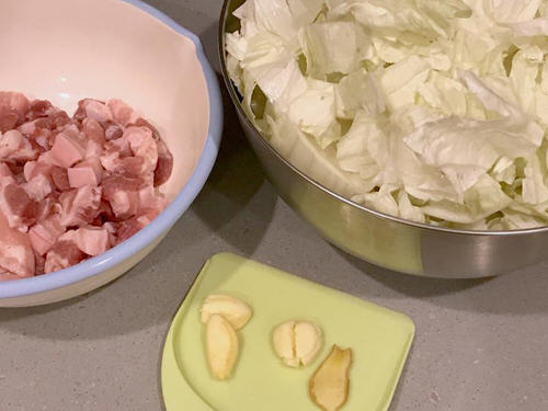 大白菜炖五花肉，入口滋味超鲜美，汤汁也可以拌饭