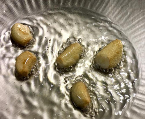 蒜头蛤蜊鸡汤，化在汤里的浓郁蒜味，让人忍不住多喝几碗