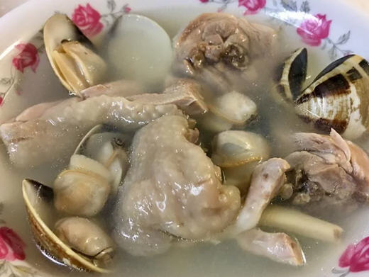 蒜头蛤蜊鸡汤，化在汤里的浓郁蒜味，让人忍不住多喝几碗