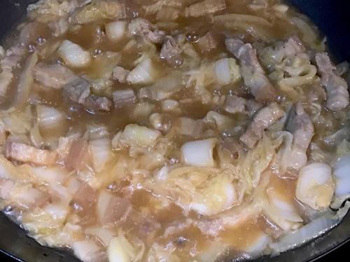 大白菜炖五花肉，入口滋味超鲜美，汤汁也可以拌饭