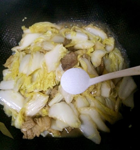 大白菜炒五花肉简单又省事吃起来不会觉得油腻