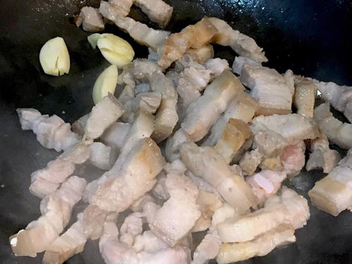 大白菜炖五花肉，入口滋味超鲜美，汤汁也可以拌饭