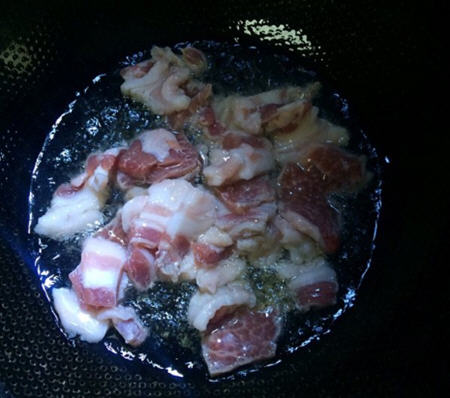 大白菜炒五花肉简单又省事吃起来不会觉得油腻