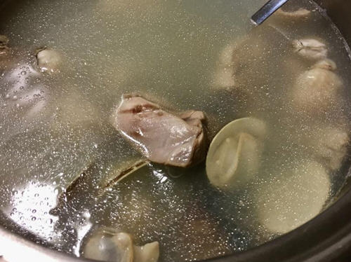 蒜头蛤蜊鸡汤，化在汤里的浓郁蒜味，让人忍不住多喝几碗
