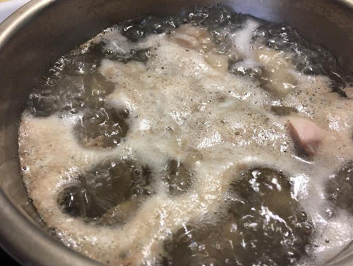 蒜头蛤蜊鸡汤，化在汤里的浓郁蒜味，让人忍不住多喝几碗
