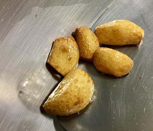 蒜头蛤蜊鸡汤，化在汤里的浓郁蒜味，让人忍不住多喝几碗