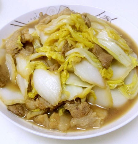 大白菜炒五花肉简单又省事吃起来不会觉得油腻