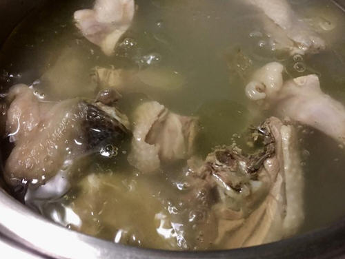 蒜头蛤蜊鸡汤，化在汤里的浓郁蒜味，让人忍不住多喝几碗
