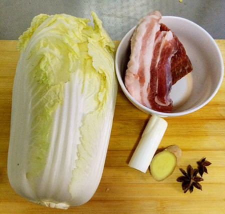 大白菜炒五花肉简单又省事吃起来不会觉得油腻
