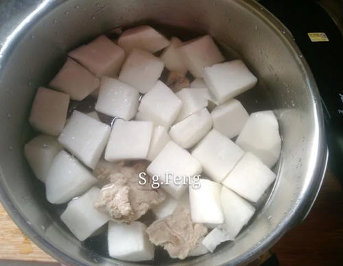 排骨软嫩，骨肉分离，汤头甜美的白萝卜排骨汤
