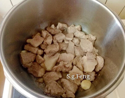高压锅做土豆炖肉有肉又有蔬菜，兼具营养又丰富