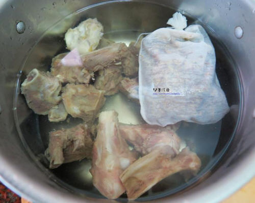 立冬时节做道美味的白萝卜炖羊肉