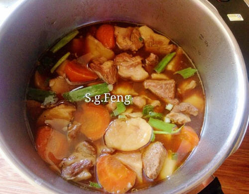 高压锅做土豆炖肉有肉又有蔬菜，兼具营养又丰富