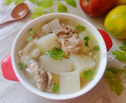 排骨软嫩，骨肉分离，汤头甜美的白萝卜排骨汤