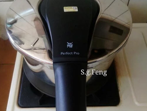 排骨软嫩，骨肉分离，汤头甜美的白萝卜排骨汤