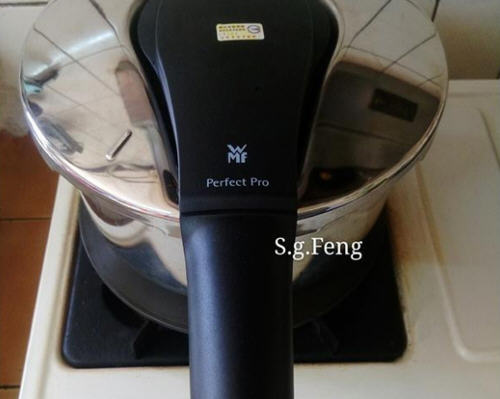 高压锅做土豆炖肉有肉又有蔬菜，兼具营养又丰富
