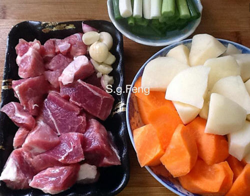 高压锅做土豆炖肉有肉又有蔬菜，兼具营养又丰富