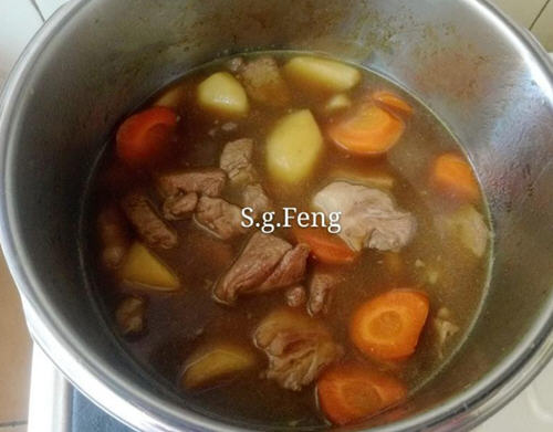 高压锅做土豆炖肉有肉又有蔬菜，兼具营养又丰富