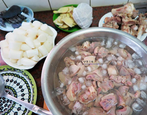 立冬时节做道美味的白萝卜炖羊肉