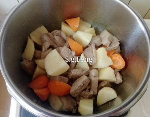 高压锅做土豆炖肉有肉又有蔬菜，兼具营养又丰富