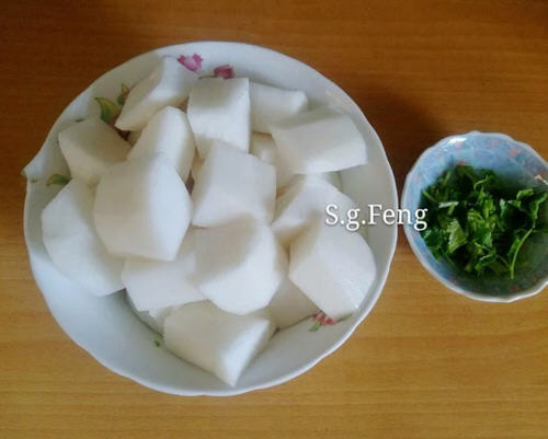 排骨软嫩，骨肉分离，汤头甜美的白萝卜排骨汤