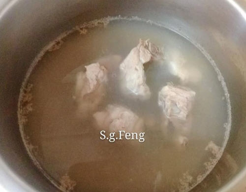 排骨软嫩，骨肉分离，汤头甜美的白萝卜排骨汤