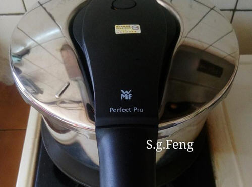 高压锅做土豆炖肉有肉又有蔬菜，兼具营养又丰富