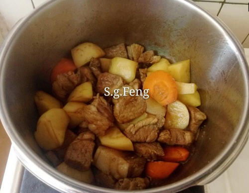 高压锅做土豆炖肉有肉又有蔬菜，兼具营养又丰富