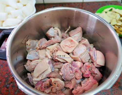 立冬时节做道美味的白萝卜炖羊肉