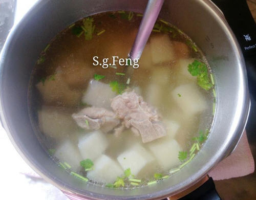 排骨软嫩，骨肉分离，汤头甜美的白萝卜排骨汤