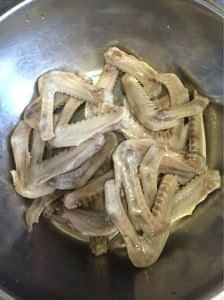 鲜香麻辣，越啃越带劲的卤鸭翅的做法