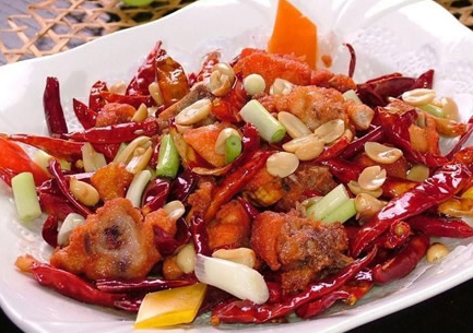色泽棕红油亮，质地酥软，麻辣味浓。咸鲜醇香的辣子鸡丁怎么做