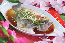 肉质鲜嫩，没有腥味的鲈鱼怎么做好吃 